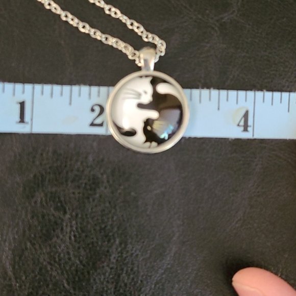 Ying & Yang Cat Pendant - Picture 6 of 8